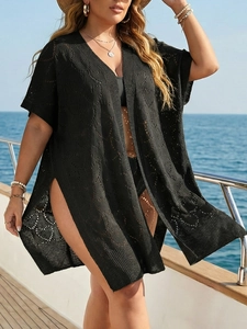 Détail du cache-maillot de plage au crochet noir avec motifs ajourés et fentes latérales
