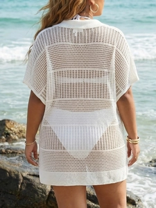 Vista posteriore di un copricostume bianco lavorato a maglia con motivi geometrici