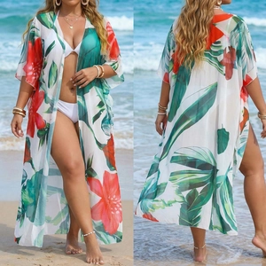 Detalle de cárdigan largo de playa con estampados de flores tropicales y palmeras