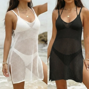 Détail de robe de plage en maille avec col en V et motifs ajourés géométriques variés