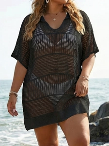 Dettaglio della trama a rete nera all'uncinetto di questo copricostume da spiaggia sexy