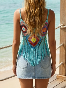 Detailansicht eines handgehäkelten Mandala-Tops mit bunten Fransen für den Sommerurlaub