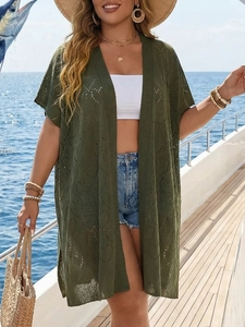 Gros plan du cardigan en maille crochet vert foncé avec motif cœur géométrique