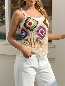 Detailaufnahme des handgehäkelten Boho-Tops mit Granny-Squares und hellen Fransen