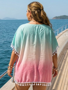 Tunique de plage grande taille dégradée avec franges pour femme sur un yacht