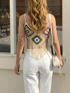 Detailansicht des handgehäkelten Boho-Tops mit bunten Mustern und langen Quasten am Saum