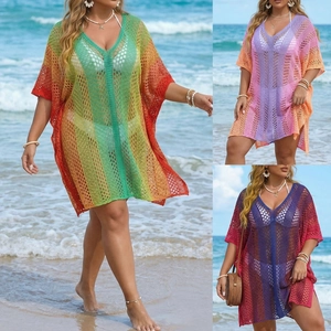 Dettaglio del copricostume da spiaggia all'uncinetto con trama a maglia geometrica colorata