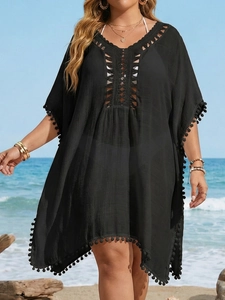 Détail du décolleté en crochet et des pompons sur ce cache-maillot de plage noir grande taille