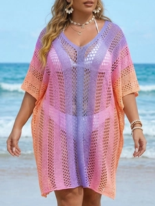 Dettaglio del copricostume da spiaggia all'uncinetto con maglia traforata sfumata colorata