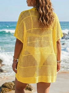 Vista posteriore di un copricostume da spiaggia giallo in maglia traforata con onde