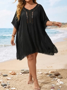 Robe de plage noire à col en V avec détails en crochet et bordures à pompons élégantes