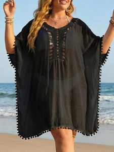 Robe de plage grande taille noire avec décolleté crocheté et finitions à pompons