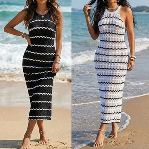 Détails de la robe de plage en maille rayée avec encolure licou et fente latérale chic