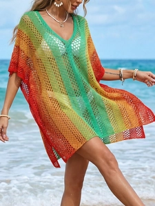 Dettaglio del copricostume da spiaggia all'uncinetto a righe arcobaleno con trama traforata