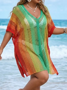 Dettaglio della trama crochet boho e del motivo a maglia traforata sul copricostume da mare