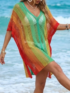 Dettaglio del copricostume bohémien in maglia traforata con strisce arcobaleno sfumate