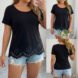 Détail du t-shirt noir à manches courtes avec motif floral découpé au laser sur l'ourlet