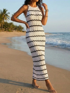 Détail d'une robe longue en maille à vagues noir et blanc avec licou pour la plage