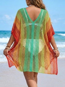 Dettaglio della maglia traforata e sfumatura arcobaleno sul copricostume da spiaggia