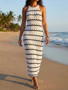 Détail du tissage ajouré et des rayures noires sur la robe de plage beige au crochet