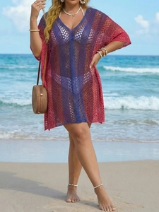 Dettaglio del copricostume boho da spiaggia con strisce sfumate e trama in maglia traforata