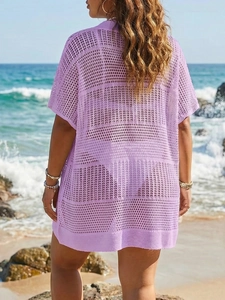 Dettaglio del copricostume all'uncinetto lavanda con intricati motivi geometrici a maglia