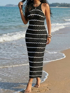 Robe longue en maille au crochet à rayures noires et blanches avec encolure licou sexy