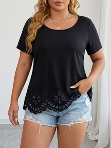T-shirt noir grande taille pour femme avec ourlet floral ajouré au laser et col rond