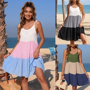 Détail de la robe longue plissée à blocs de couleurs avec bretelles réglables de plage