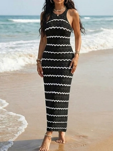 Détail de la robe longue en tricot rayé ajouré avec coupe moulante pour les vacances d'été