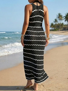 Détail de la texture en maille et des rayures de cette robe de plage dos nu sexy