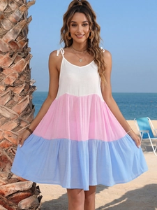 Détails de la robe de plage à rayures colorées avec bretelles réglables sur la plage