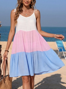Détail d'une robe de plage à volants avec blocs de couleurs rose et bleu et bretelles