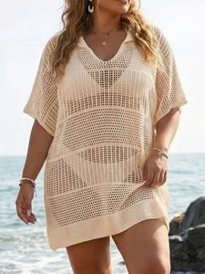 Dettaglio della trama beige all'uncinetto su un copricostume ampio con scollo a V