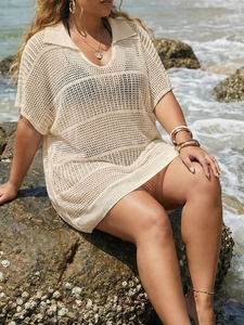 Trama dettagliata del copricostume da spiaggia in maglia all'uncinetto beige traforata