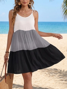 Détail de la robe à panneaux color-block blanc, gris et noir avec texture en lin respirant