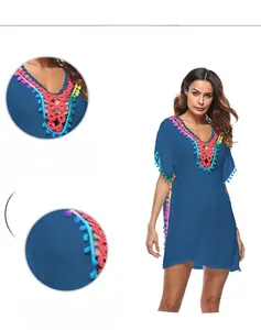 Λεπτομέρεια boho καφτάνι με πολύχρωμη πλεκτή λαιμόκοψη V και διακόσμηση με πομ-πόμ