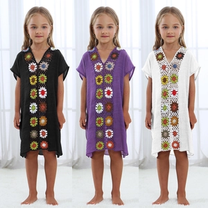 Abiti da spiaggia boho per bambine con dettagli floreali all'uncinetto in tre colori