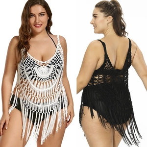 Détail de la tunique de plage en crochet bohème avec de longues franges et ajours fins