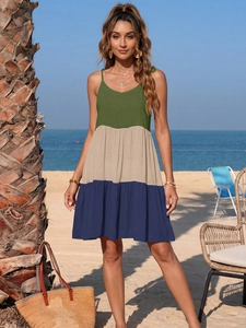Robe à bretelles tricolore avec ourlet à volants étagés dans un décor de plage