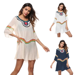 Cache-maillot de plage bohème avec rayures au crochet colorées en beige et marine