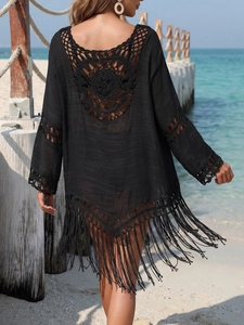 Robe de plage noire au crochet avec grand motif circulaire au dos et franges
