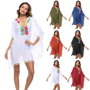 Robe de plage bohème au crochet avec glands, col en V fleuri et franges en plusieurs couleurs