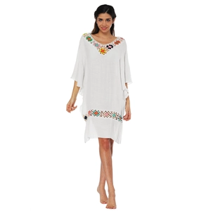 Détail de la broderie au crochet colorée et du bord à volants sur la robe de plage