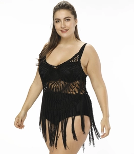 Détail du cache-maillot noir au crochet avec de longues franges et un tricot ajouré chic