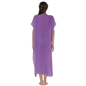 Dettaglio del copricostume lungo viola semitrasparente con un design fluido e leggero