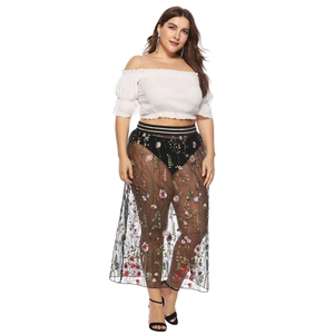 Ensemble jupe trapèze en dentelle avec broderie florale et haut blanc à manches bouffantes