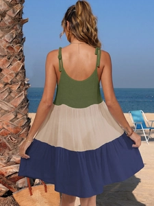 Détail de la robe de plage color-block avec lacets au dos et dos nu sur une plage