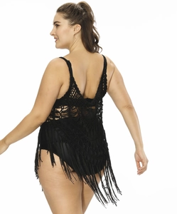 Détail de la tunique de plage crochetée noire avec franges et résille sur un mannequin grande taille