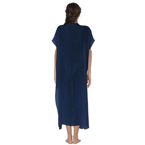 Vista posteriore di un lungo copricostume in chiffon blu scuro con ampie maniche a kimono